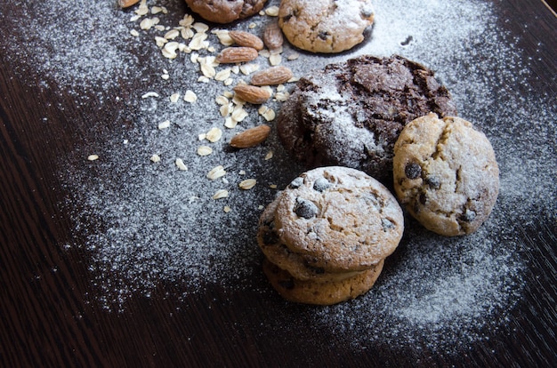 Biscotti con fiocchi d'avena, conchiglia e mandorla.