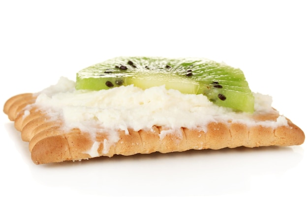 Biscotti con formaggio di latte e kiwi su sfondo bianco