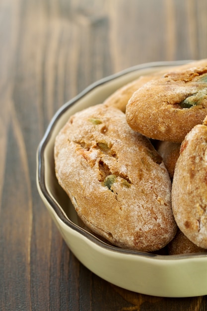 Biscotti con frutta secca nel piatto