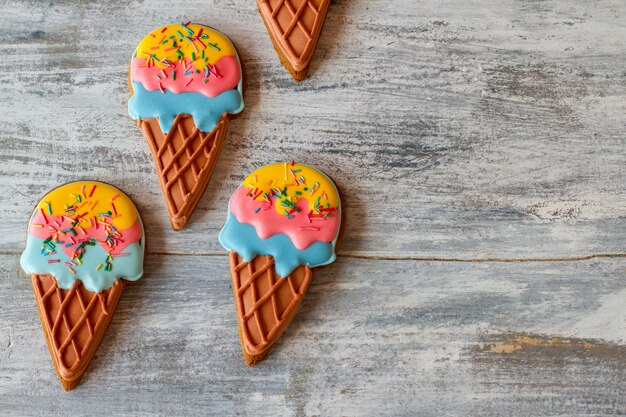 Biscotti con glassa colorata. Dolci a forma di gelato. Sorpresa per i bambini. Impasto e colorante alimentare naturale.