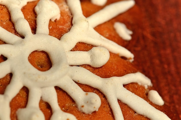 Biscotti con glassa di zucchero su fondo di legno