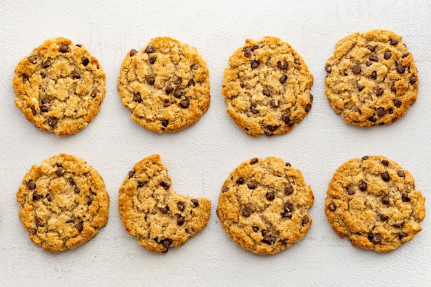 biscotti con gocce di cioccolato che giace su uno sfondo grigio