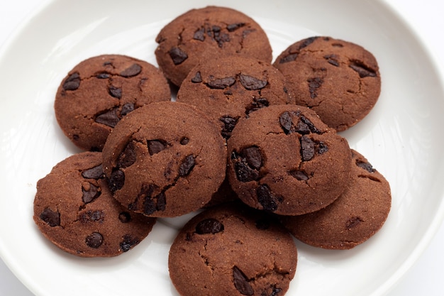 Biscotti con gocce di cioccolato nel piatto bianco