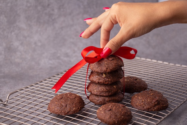 biscotti con gocce di cioccolato su una griglia con nastro rosso di Natale