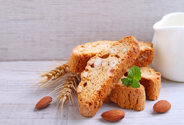 Biscotti con i dadi su un fondo di legno decorato con la menta delle foglie. messa a fuoco selettiva