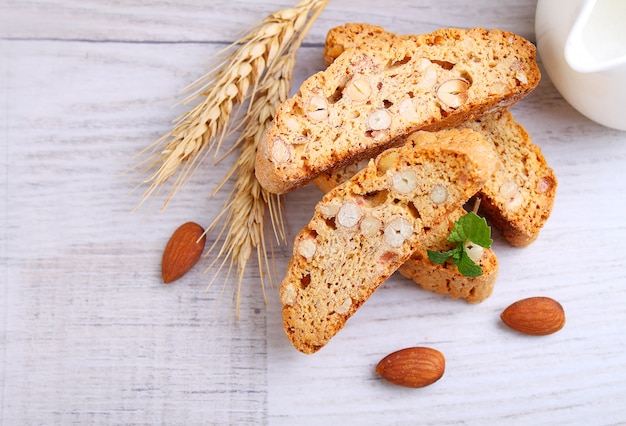 Biscotti con i dadi su un fondo di legno decorato con la menta delle foglie. messa a fuoco selettiva