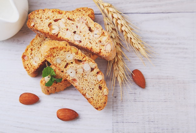 Biscotti con i dadi su un fondo di legno decorato con la menta delle foglie. messa a fuoco selettiva