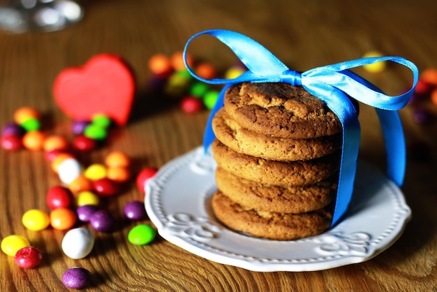 Biscotti con il nastro sulla caramella del piatto