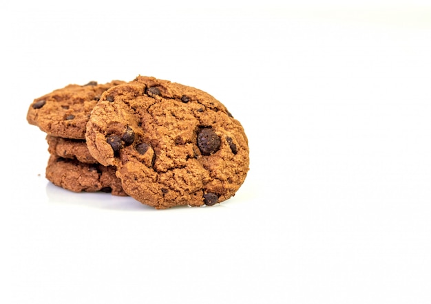 Biscotti con le gocce di cioccolato su bianco