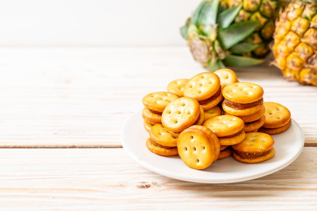 biscotti con marmellata di ananas