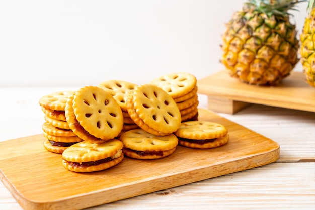 biscotti con marmellata di ananas