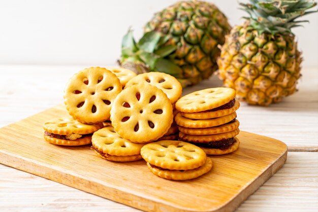 biscotti con marmellata di ananas