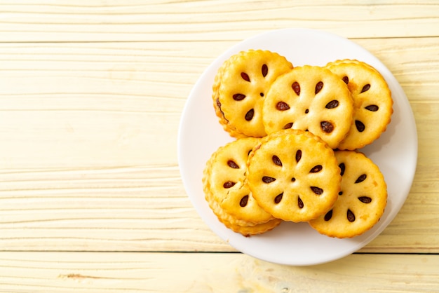 biscotti con marmellata di ananas