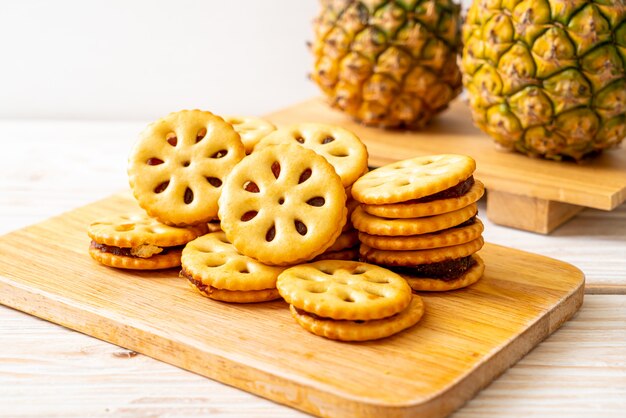 biscotti con marmellata di ananas