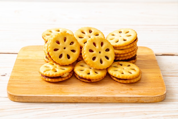 Biscotti con marmellata di ananas