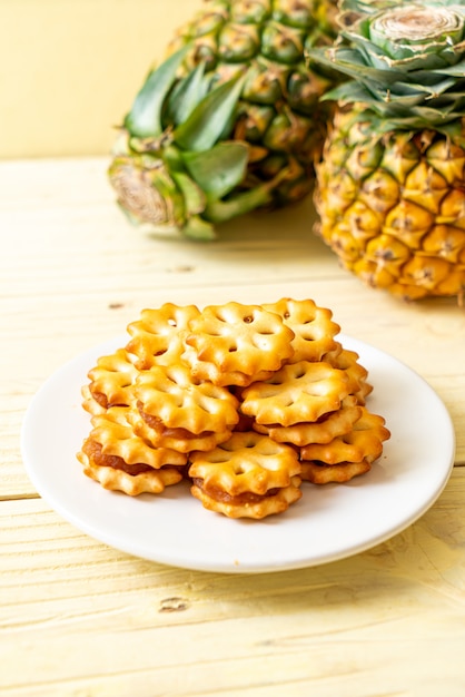 biscotti con marmellata di ananas