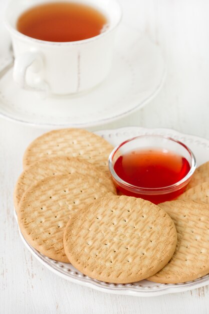 Biscotti con marmellata e tè