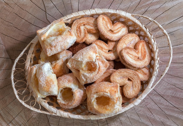 Biscotti con marmellata in un cestino su sfondo di legno Vista dall'alto