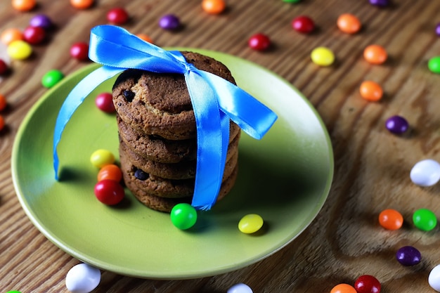 Biscotti con nastro sul piatto caramelle