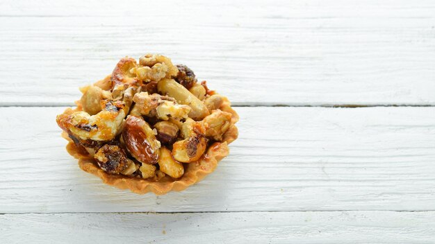 Biscotti con noci caramellate su uno sfondo di legno Vista dall'alto Spazio libero per la copia