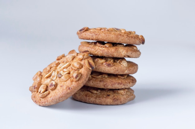 Biscotti con noci su un muro bianco, biscotti deliziosi su un muro bianco