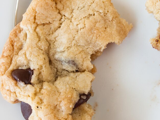 Biscotti con pepita di cioccolato fatti in casa rotti.