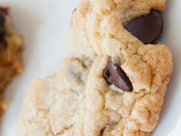 Biscotti con pepita di cioccolato fatti in casa rotti.