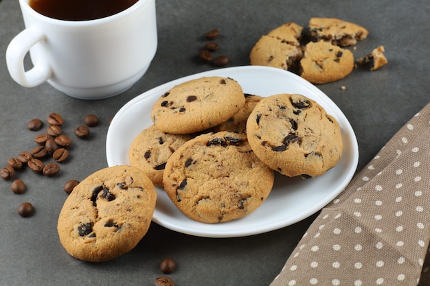 Biscotti con pezzi di cioccolato su un piatto