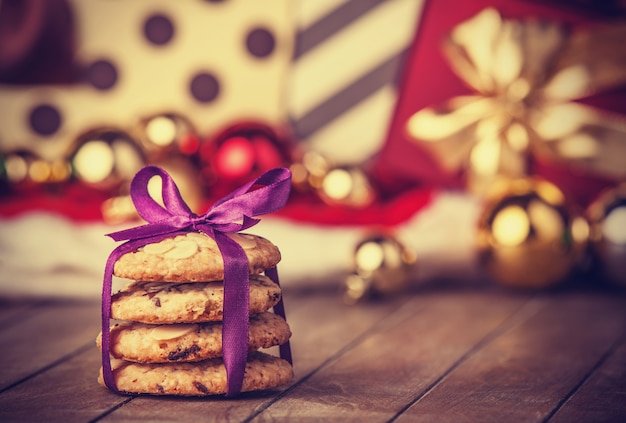 Biscotti con regali di natale su tavola di legno