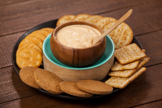 Biscotti con salsa di formaggio in zolla