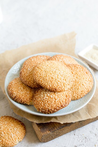 biscotti con semi di sesamo su sfondo grigio cemento. Snack salutare al sesamo/