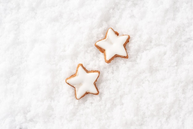 Biscotti con stella al cioccolato Biscotti di Natale nella neve.