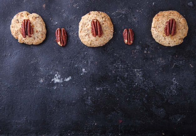 Biscotti con un pecan su oscurità