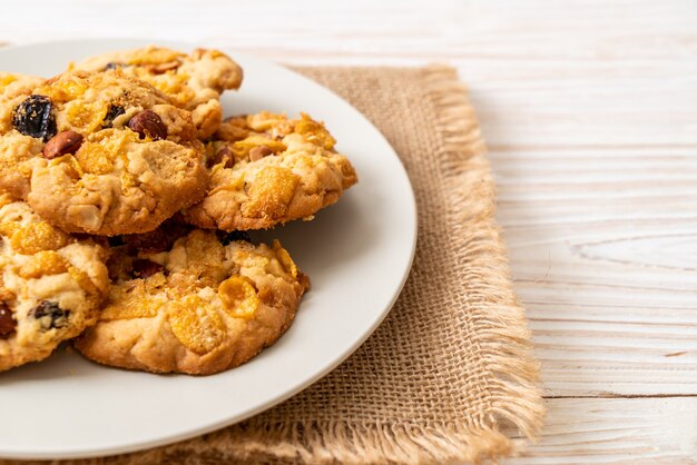 biscotti con uva passa di mais e mandorle