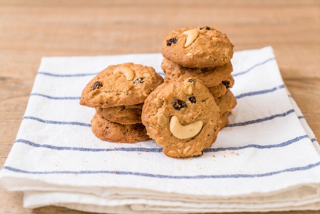 biscotti con uvetta e anacardi