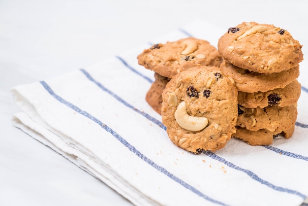 biscotti con uvetta e anacardi