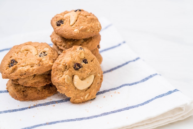 biscotti con uvetta e anacardi