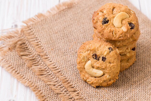 biscotti con uvetta e anacardi