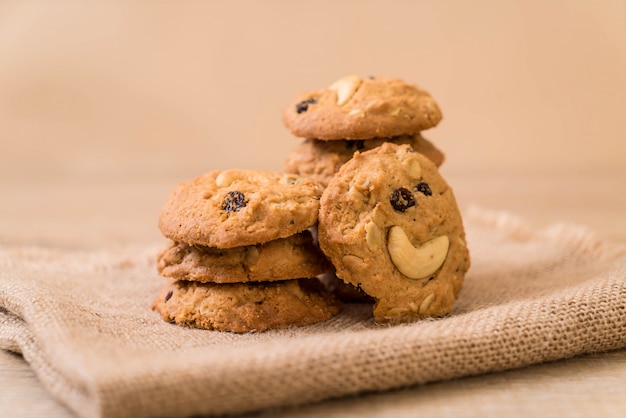 biscotti con uvetta e anacardi