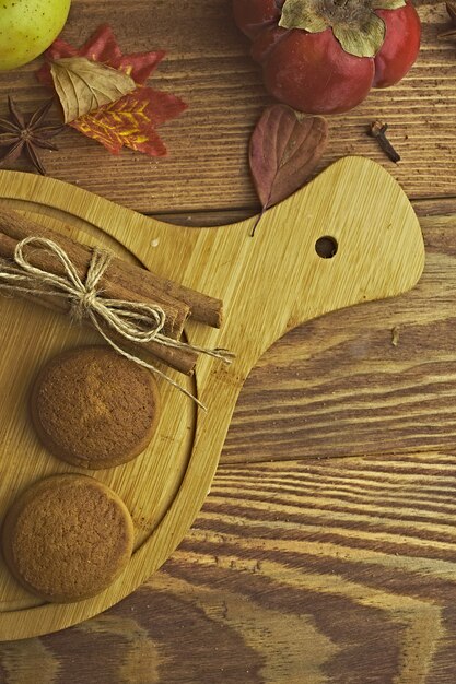 Biscotti con zucche e mele sul tavolo.