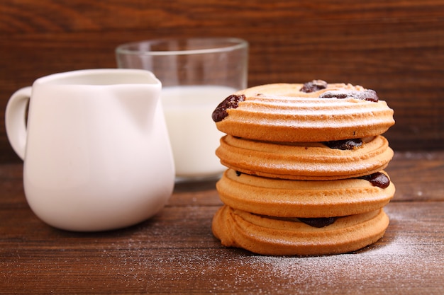 Biscotti con zucchero a velo su uno sfondo scuro