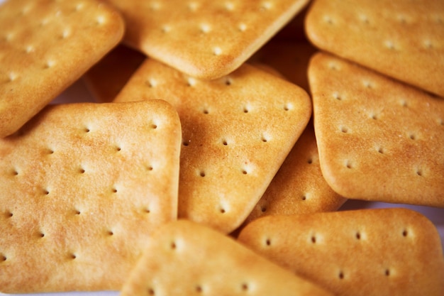 Biscotti cracker su sfondo bianco