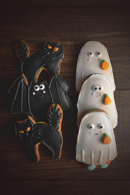 Biscotti creativi di Halloween su fondo di legno