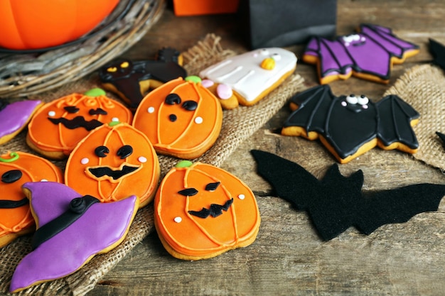 Biscotti creativi per la festa di Halloween sulla tavola di legno da vicino