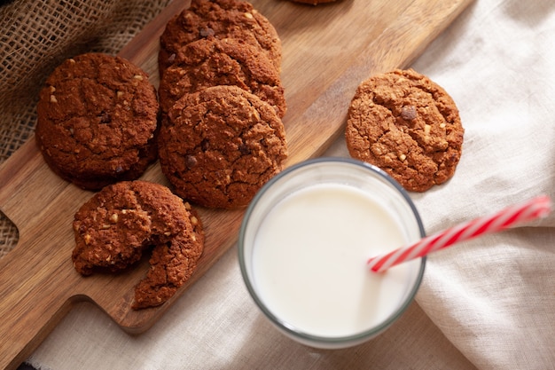 Biscotti croccanti al cioccolato con un bicchiere di latte da vicino