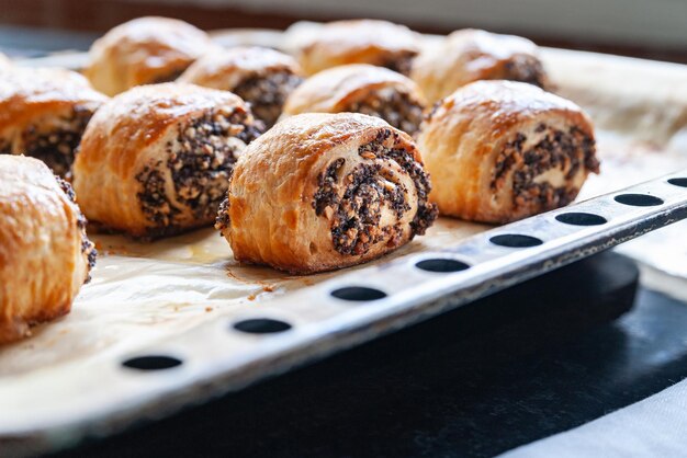 Biscotti croccanti appena sfornati con semi di papavero su una teglia