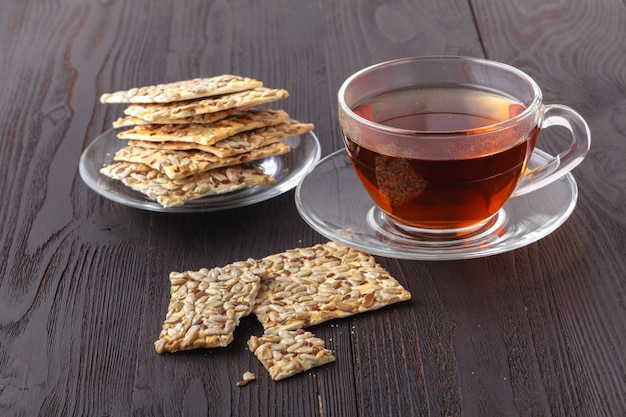 Biscotti croccanti e una tazza di tè