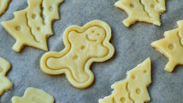 Biscotti crudi del pan di zenzero prima della cottura Bakin di Natale