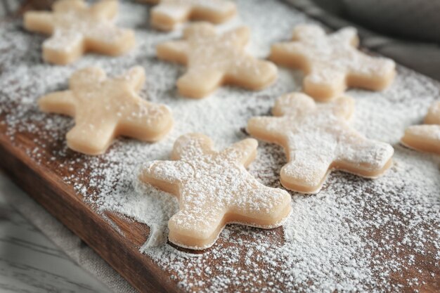 Biscotti crudi di Natale su tavola di legno