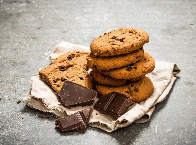 Biscotti d'avena con pezzi di cioccolato. Sul tavolo di pietra.